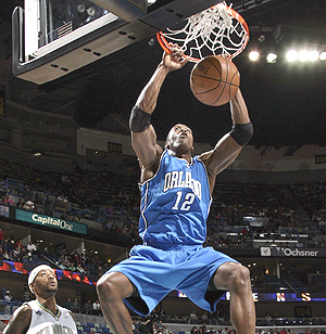 Magic s Dwight Howard Dunks on a Giant Stuff Giraffe