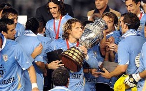 Diego Forlan kisses the world cup, Getty Images