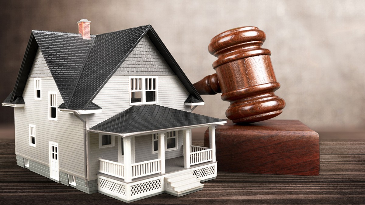 What does a real estate lawyer do?