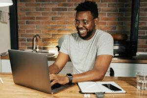 guy-smartphone-computer-desk